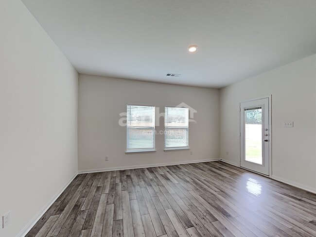 Photo - 1138 Treeta Trail