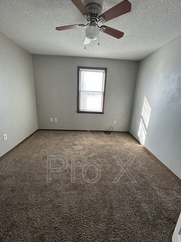 Photo - 313 E 8th St