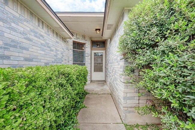 Photo - 2104 Mimosa Trail