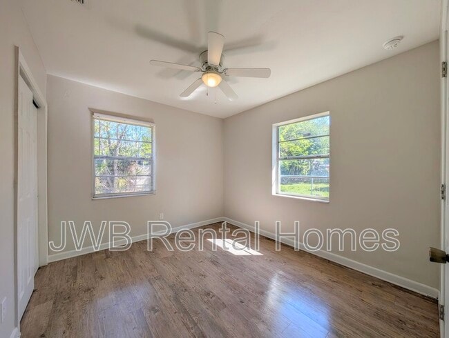 Photo - 249 W 44th St