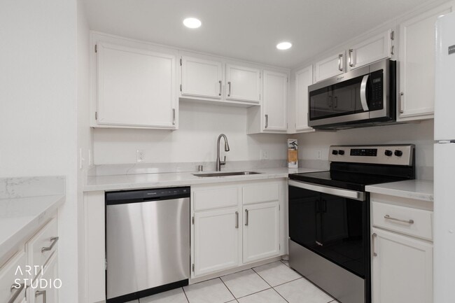 Beautiful upstairs 2-bedroom, 2-bathroom apartment - Beautiful upstairs 2-bedroom, 2-bathroom apartment Unit 202