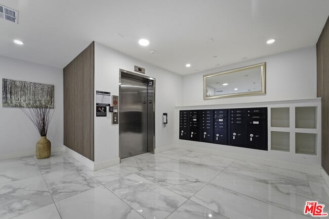 Photo - 845 S St Andrews Pl Unit 204