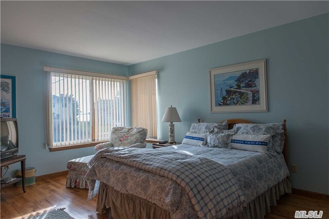 Photo - 130 Watersedge Way