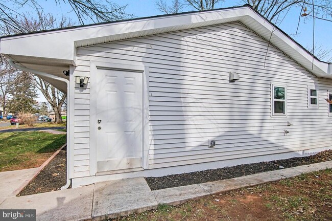 Building Photo - 312 E Gordon St