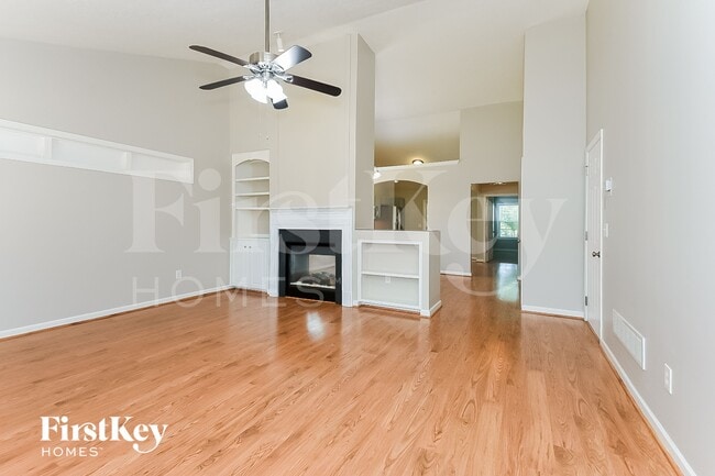 Photo - 307 White Oak Way