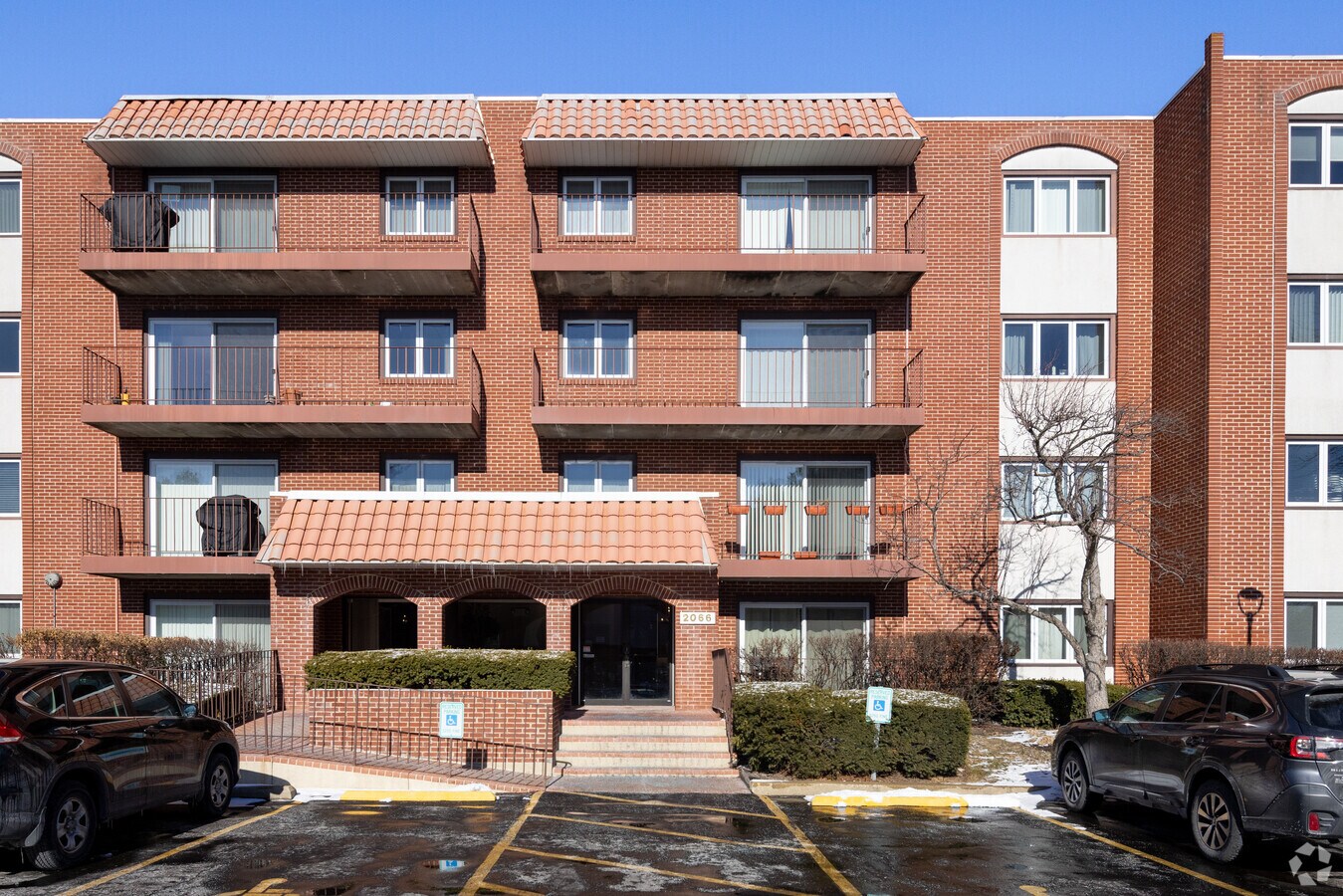 Entrada - Spanish Court