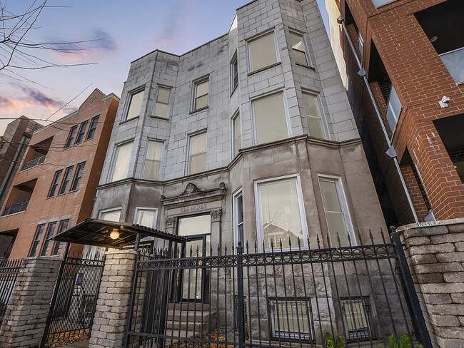 Building Photo - 2114 N California Ave