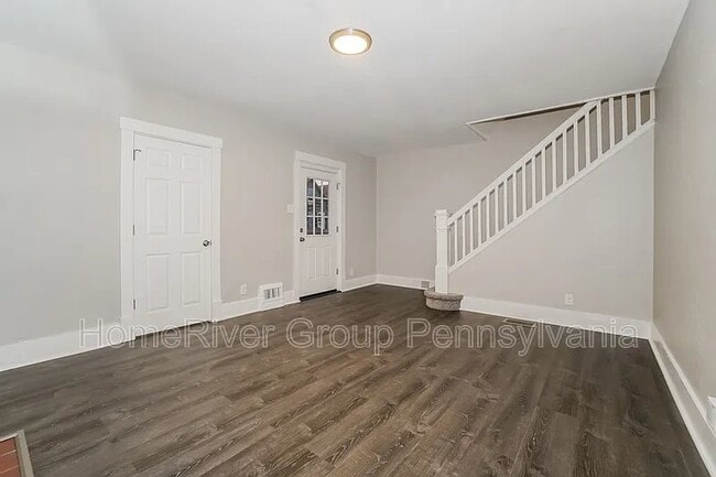 Photo - 2413 Collins St