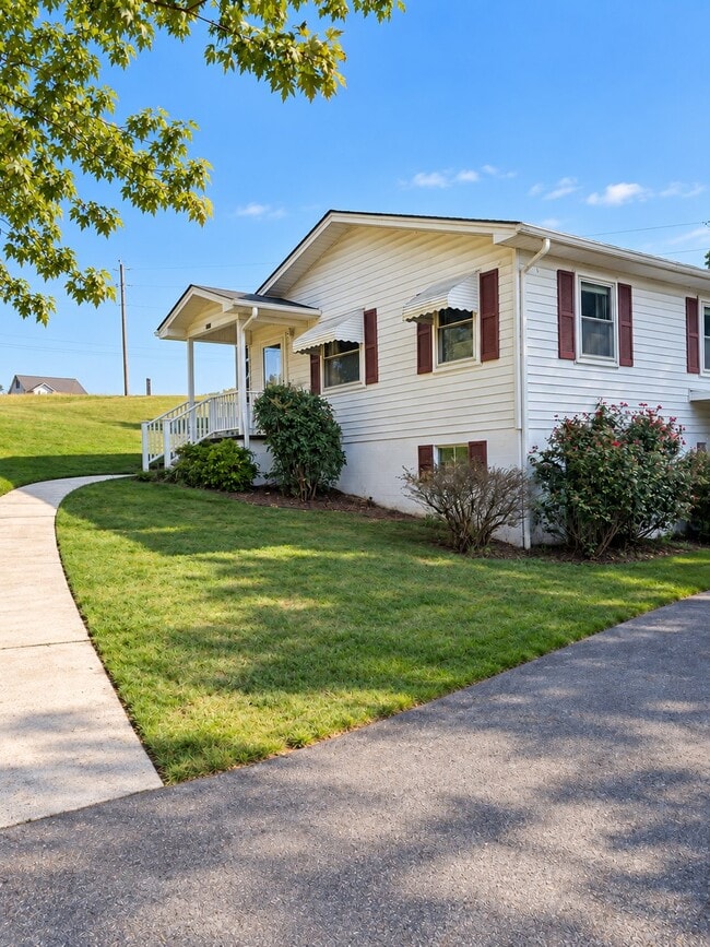 1734 Peachtree Ln