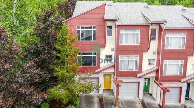 Building Photo - 3 Bed 2.5 Bath End Unit Townhome is Available for Rent!