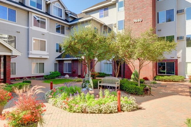 Edina Condo, Vaulted Ceilings, All New Car... - Edina Condo, Vaulted Ceilings, All New Car...