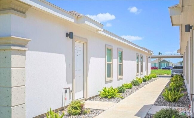 Building Photo - 5901 Sandpiper Ave Unit 4 Rental
