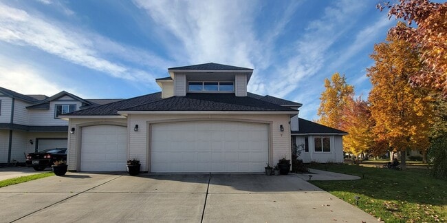 Building Photo - 3BR/2.5BA Home Near River – Stamped Patio,...