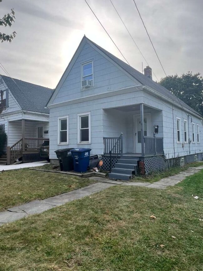 Building Photo - Updated 3-Bedroom Single-Family Home in th...
