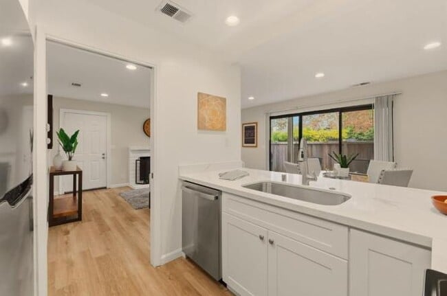 Building Photo - 3401 La Terrace Cir Unit 38B