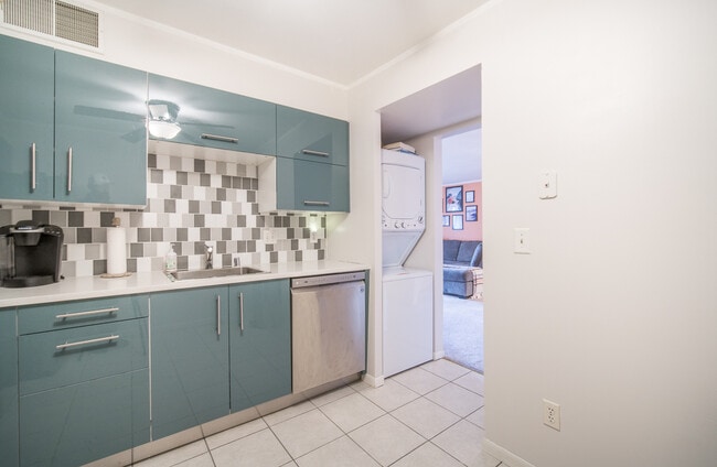 Photo - 3942 N Oakland Ave Unit 135