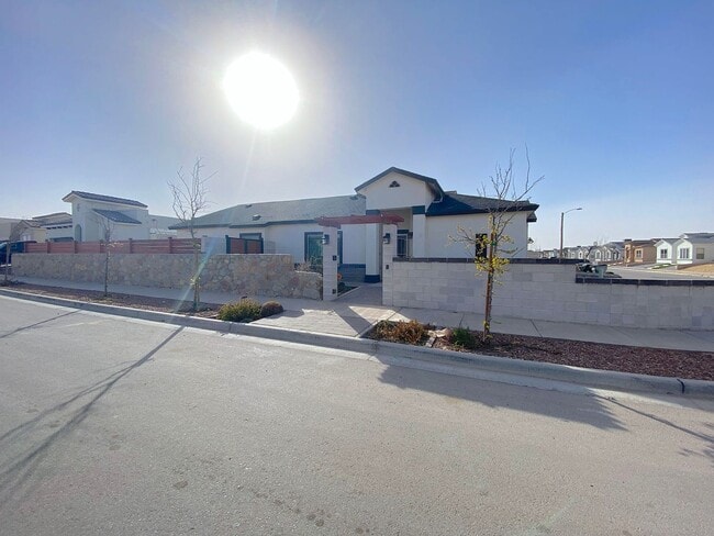 Photo - East El Paso 4 bed 2 Bath Refrig A/C w/Solar Panels and Outdoor Bar!