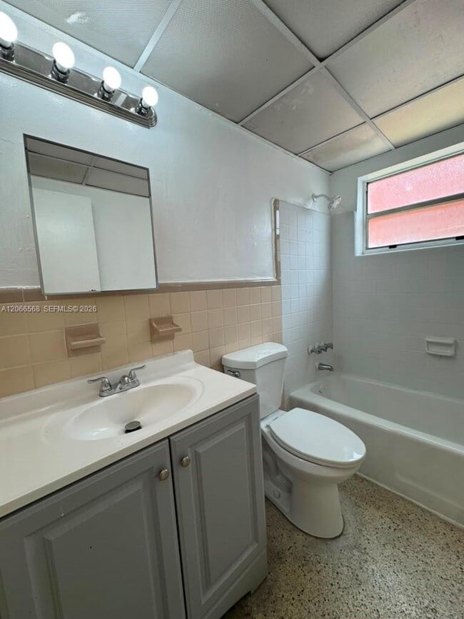 Building Photo - 735 W 15th St Unit 4