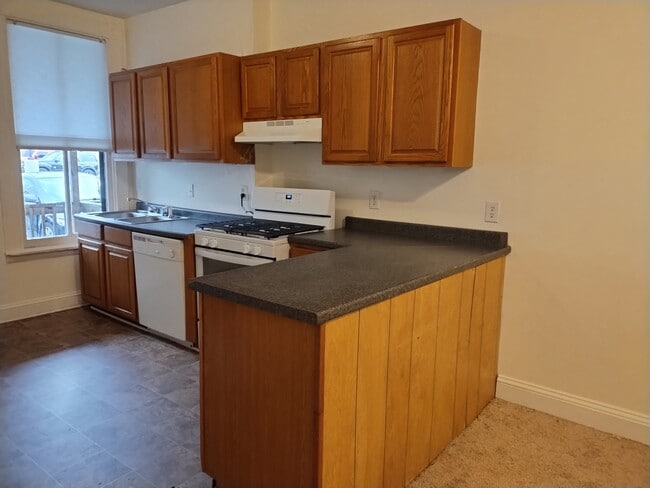 Building Photo - 10 S Robinson St Unit A