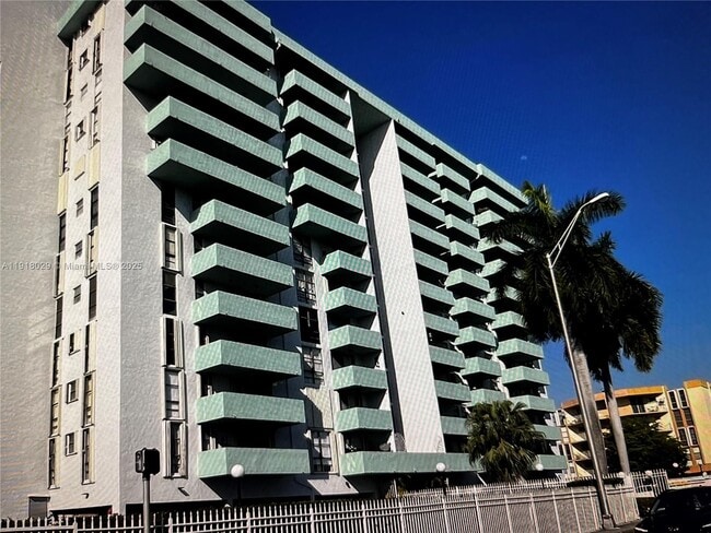 Building Photo - 1825 W 44th Pl Unit 707