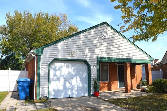 Photo - 1504 Glenmont Ct House