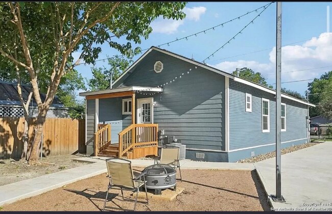 Photo - 1006 Center St Apartment Unit 1