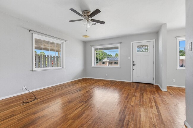 Photo - 3 Bedroom 2 Bath Conveniently Located House!
