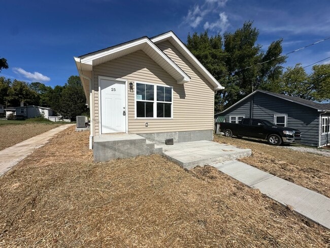 Building Photo - FOR LEASE- 1 YEAR OLD BUILT LOCATED IN THE HEART OF HARTSVILLE, TN!