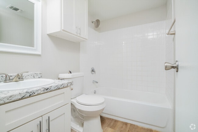 1BR, 1BA 475SF Bathroom
