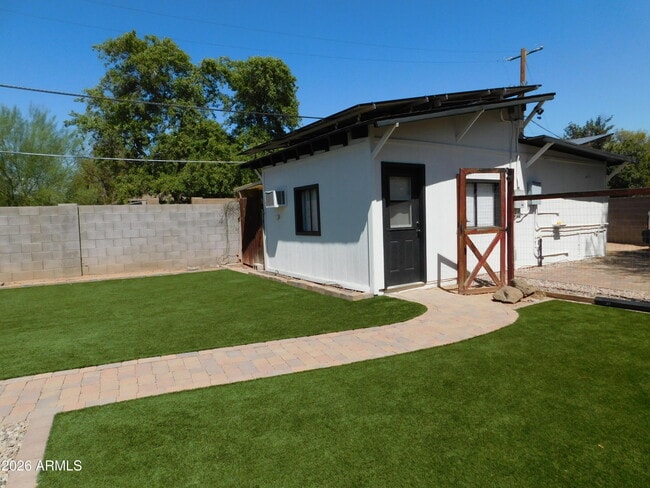 1618 W Gardenia Dr