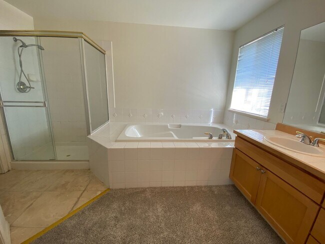 Photo - Spacious 4 bedroom 2.5 traditional house