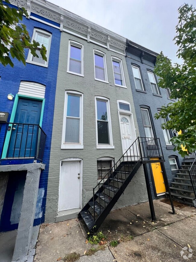 Building Photo - Spacious 3BR 1BA Baltimore rowhome!