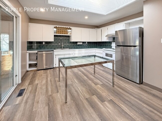 Building Photo - AMAZING 3 BEDS WITH 2 DENS/OFFICES, 2 BATHS SINGLE FAMILY HOUSE | PETS ALLOWED