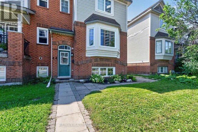 Photo - 44 Centrepointe Dr