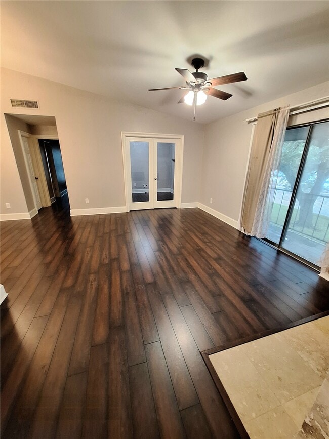 Building Photo - 2425 Augusta Dr Unit 4