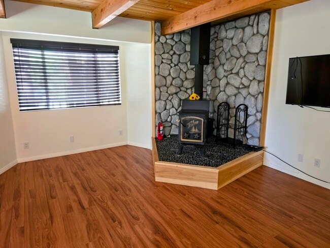 Charming 2 Bed / 1 Bath Cabin with Spa