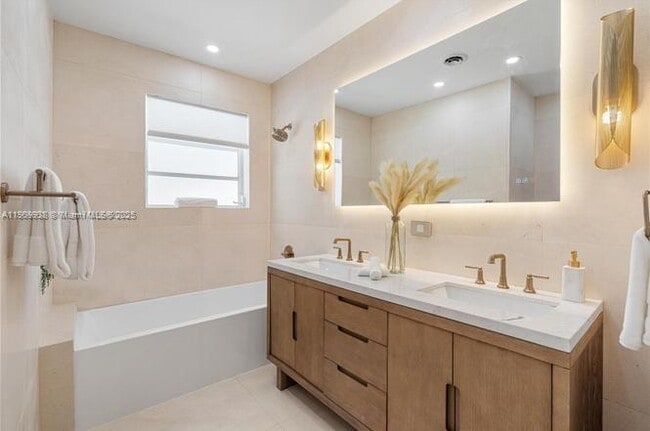 Photo - 1033 W 47th St