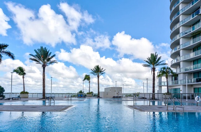 Fotografía del edificio - 2825 Palm Beach Blvd Unidad 2004