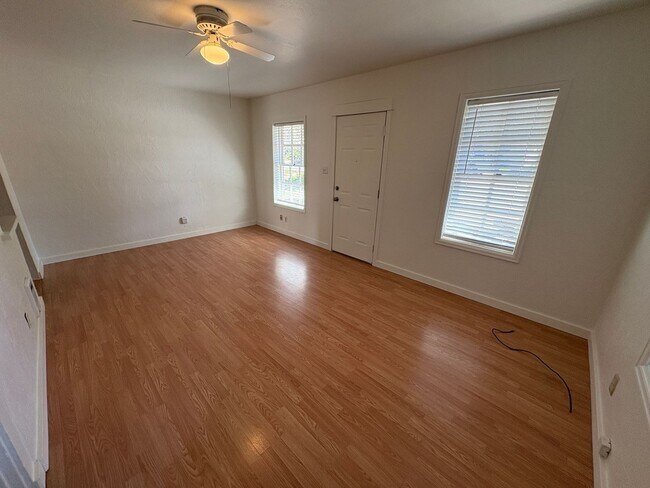 Photo - COZY 1 BEDROOM, 1 BATH APARTMENT LOCATED I... Unidad 6 SW Cleveland Ave