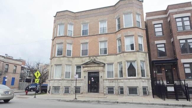 Building Photo - 922 W Addison St