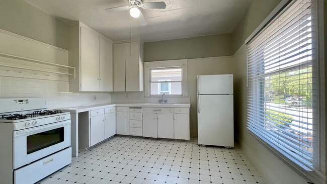 Photo - Charming Railroad District 2-Bedroom with Large Deck and 1-Car Garage Unidad 1705 Santa Rosa St.