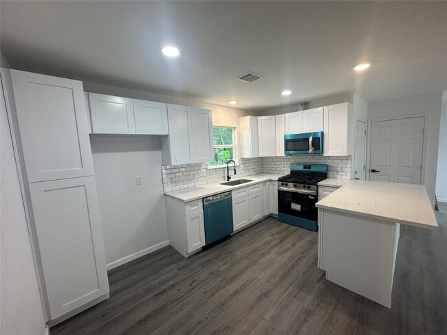 Building Photo - 5962 Belcrest St Rental