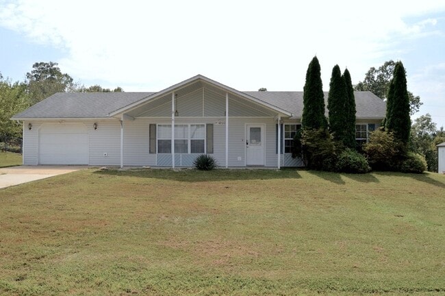 Building Photo - Adorable 3 Bedroom, 2 Bathroom Home in the Waynesville School District