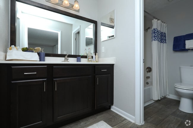2BR, 2BA - 1300SF