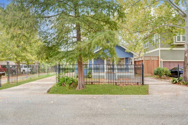 711 W 10th St