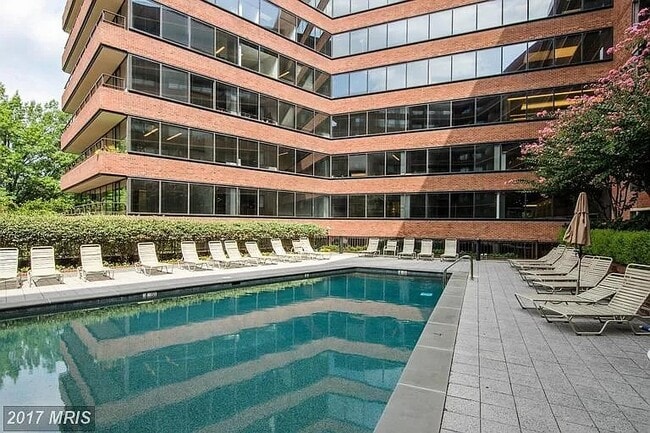 Building Photo - 2555 Pennsylvania Ave NW Unit 311
