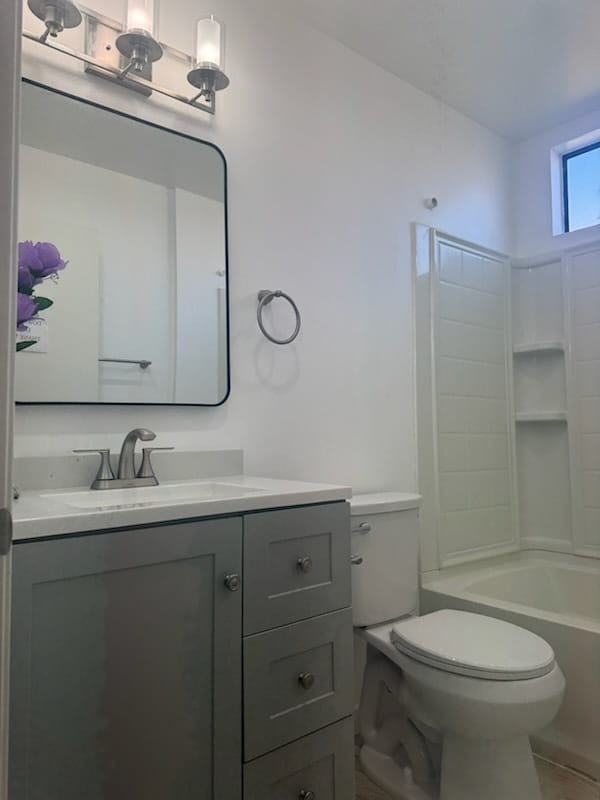 BEAVER 2ND UP BATH - 13825 Beaver St