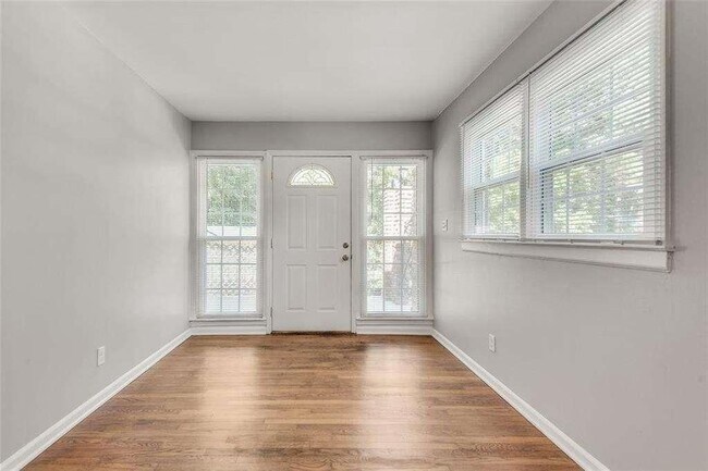 Photo - 801 Marstevan Dr NE
