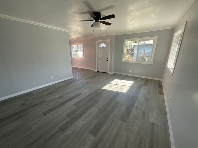 Photo - House - 2 Bedrooms / 1 Bathroom - Paramount