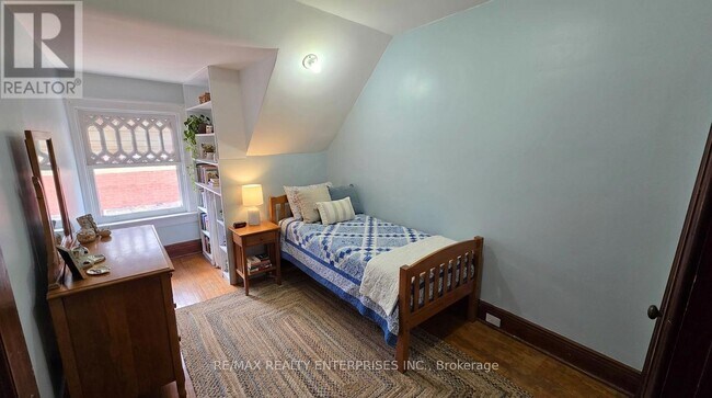 Photo - 142 Emerald St S